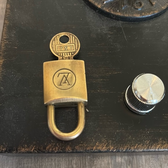 Louis Vuitton # 223 Lock and Key - Picture 6 of 8